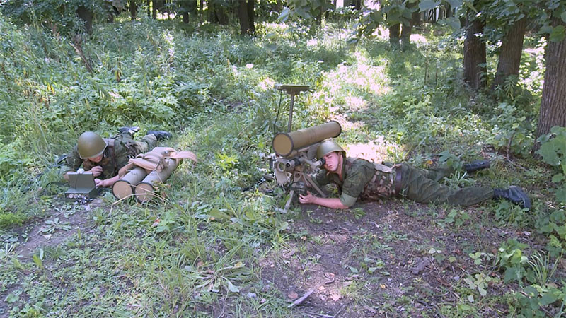 Thành phần hệ thống Komandirsha-E gồm radar di động 1L111M-E, có thể phát hiện mục tiêu như xe tăng trong cự ly 10,1 km; máy đo khoảng cách laser LTsD-3M1 (ban ngày 7km, đêm 5 km); kính ngắm ảnh nhiệt 1PN79M hoặc 1PN79M-3 (ban ngày 8.300m, đêm 6.200m); máy tính trung tâm loại được cài phần mềm đặc biệt; thiết bị định vị; thiết bị thông tin liên lạc.