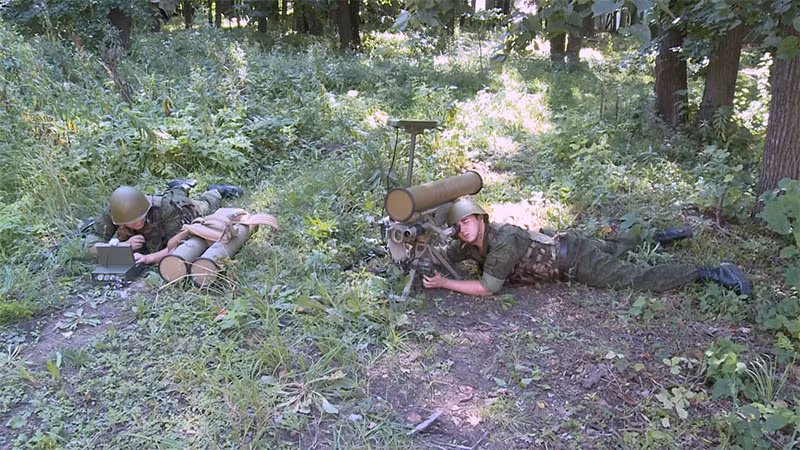 Thành phần hệ thống Komandirsha-E gồm radar di động 1L111M-E, có thể phát hiện mục tiêu như xe tăng trong cự ly 10,1 km; máy đo khoảng cách laser LTsD-3M1 (ban ngày 7km, đêm 5 km); kính ngắm ảnh nhiệt 1PN79M hoặc 1PN79M-3 (ban ngày 8.300m, đêm 6.200m); máy tính trung tâm loại được cài phần mềm đặc biệt; thiết bị định vị; thiết bị thông tin liên lạc.