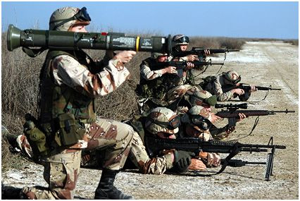 Để giảm áp lực tiến công của Liên quân, từ ngày 29/1 đến ngày 1/2/1991, Saddam đưa hai sư đoàn cơ giới và một sư đoàn thiết giáp đánh chiếm thị trấn Khafji ở phía đông bắc Ả Rập Saudi trên hướng Vịnh Ba Tư. Với sự yểm trợ trên không của Liên quân, các đơn vị mặt đất của Ả Rập Xê-út và Qatar đã đẩy lùi quân Iraq trong trận Khafji. Ảnh: Một đơn vị của Liên quân tiến vào Kuwait - Nguồn: History