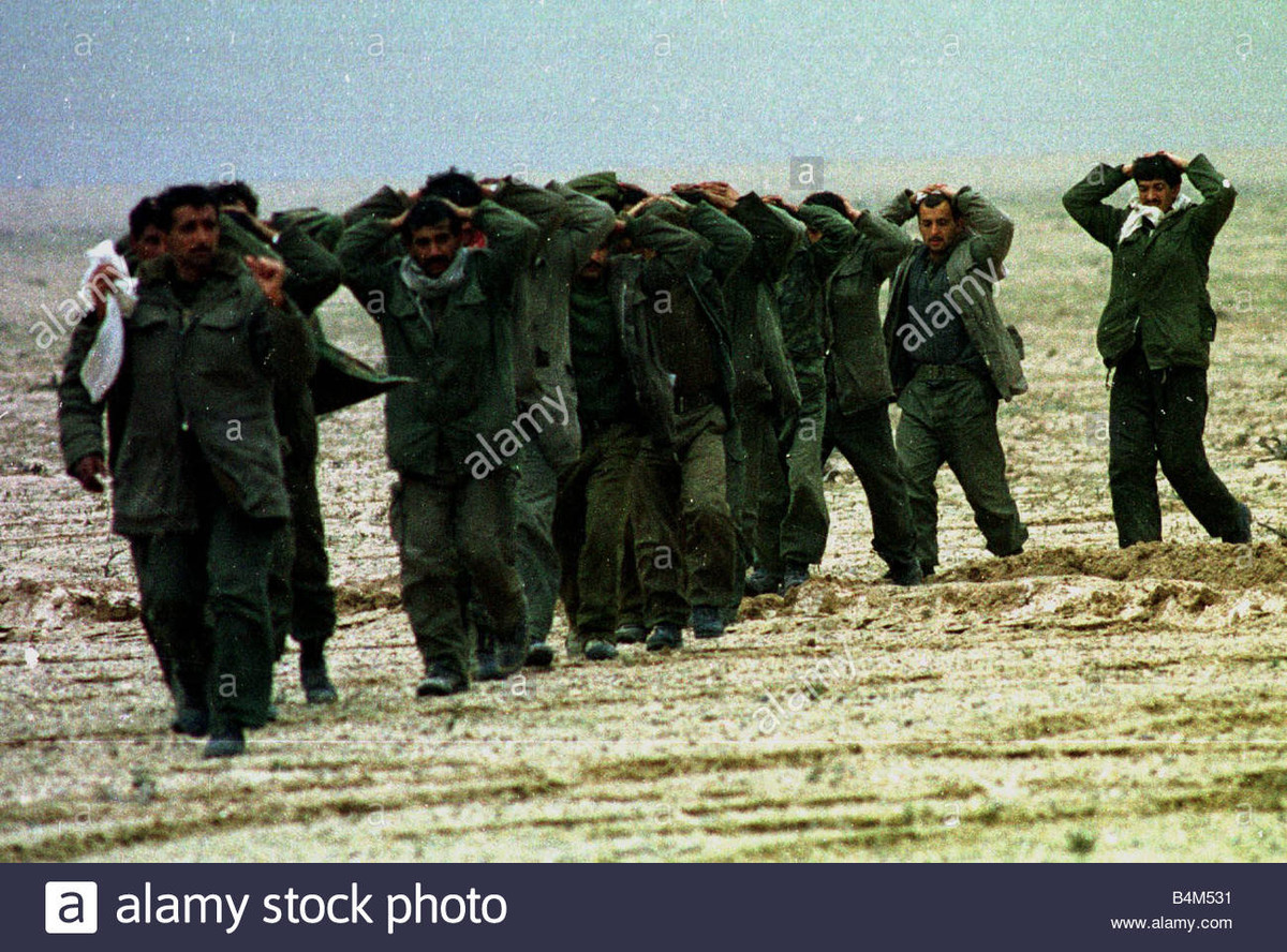 Ngày 28/2 - Liên minh do Mỹ dẫn đầu, đàm phán về việc ngừng bắn. Các nhà lãnh đạo phương Tây quyết định không lật đổ Saddam với lý do nó sẽ gây mất ổn định khu vực. Nhưng hơn 10 năm sau đó, Mỹ đã dẫn đầu liên quân, chiếm đóng Iraq vào năm 2003 với chiến dịch "Tự do bền vững". Ảnh: Tù binh Quân đội Iraq - Nguồn: Alamy Stock