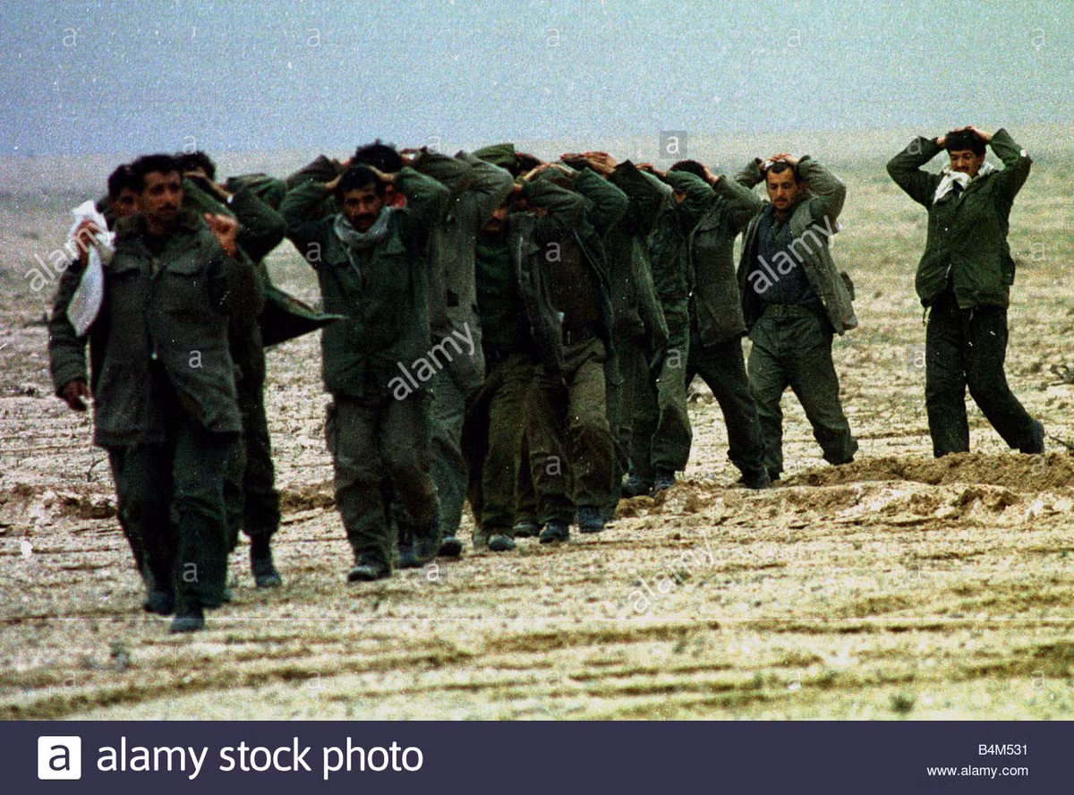 Ngày 28/2 - Liên minh do Mỹ dẫn đầu, đàm phán về việc ngừng bắn. Các nhà lãnh đạo phương Tây quyết định không lật đổ Saddam với lý do nó sẽ gây mất ổn định khu vực. Nhưng hơn 10 năm sau đó, Mỹ đã dẫn đầu liên quân, chiếm đóng Iraq vào năm 2003 với chiến dịch "Tự do bền vững". Ảnh: Tù binh Quân đội Iraq - Nguồn: Alamy Stock