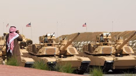 Hoàng gia Kuwait phải chạy sang Ả Rập Saudi tị nạn. Liên hợp quốc lập tức ra Nghị quyết 660 lên án Saddam xâm lược Kuwait với số phiếu đồng thuận 100% (trừ Iraq). Ngày 7/8, Mỹ đưa lực lượng đầu tiên đến Ả Rập Xê Út và nhân danh LHQ, kêu gọi thành lập lực lượng Liên quân, do Mỹ đứng đầu, với 670.000 quân, trong đó 425.000 quân của Mỹ. Ảnh: Xe tăng Mỹ tại Ả Rập Saudi - Nguồn: History.