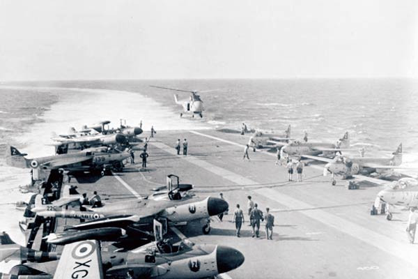 Điều này tạo cơ hội cho Anh và Pháp đưa ra tối hậu thư. Khi Ai Cập phớt lờ nó, "Chiến dịch lính ngự lâm" do Anh-Pháp chỉ huy bắt đầu. Khoảng 80 nghìn quân và hơn 200 tàu chiến (gồm 5 hàng không mẫu hạm của Anh và 2 của Pháp) và hàng trăm máy bay tham gia. Cuộc đổ bộ được dẫn đầu bởi lính dù và biệt kích tinh nhuệ của Anh và Pháp.