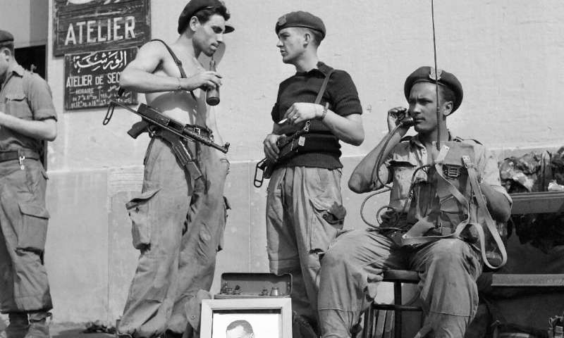 Tuy nhiên, điều thực sự quan trọng là phản ứng của các siêu cường. Thủ tướng Liên Xô Nikolai Bulganin cảnh báo rằng, nếu các quốc gia trên không rút quân, Liên Xô sẵn sàng phóng tên lửa đạn đạo, trang bị đầu đạn hạt nhân vào Anh, Pháp và Israel. Tuy nhiên khi đó, Liên Xô thực sự chưa có khả năng này, mà đây chỉ là "đòn gió".