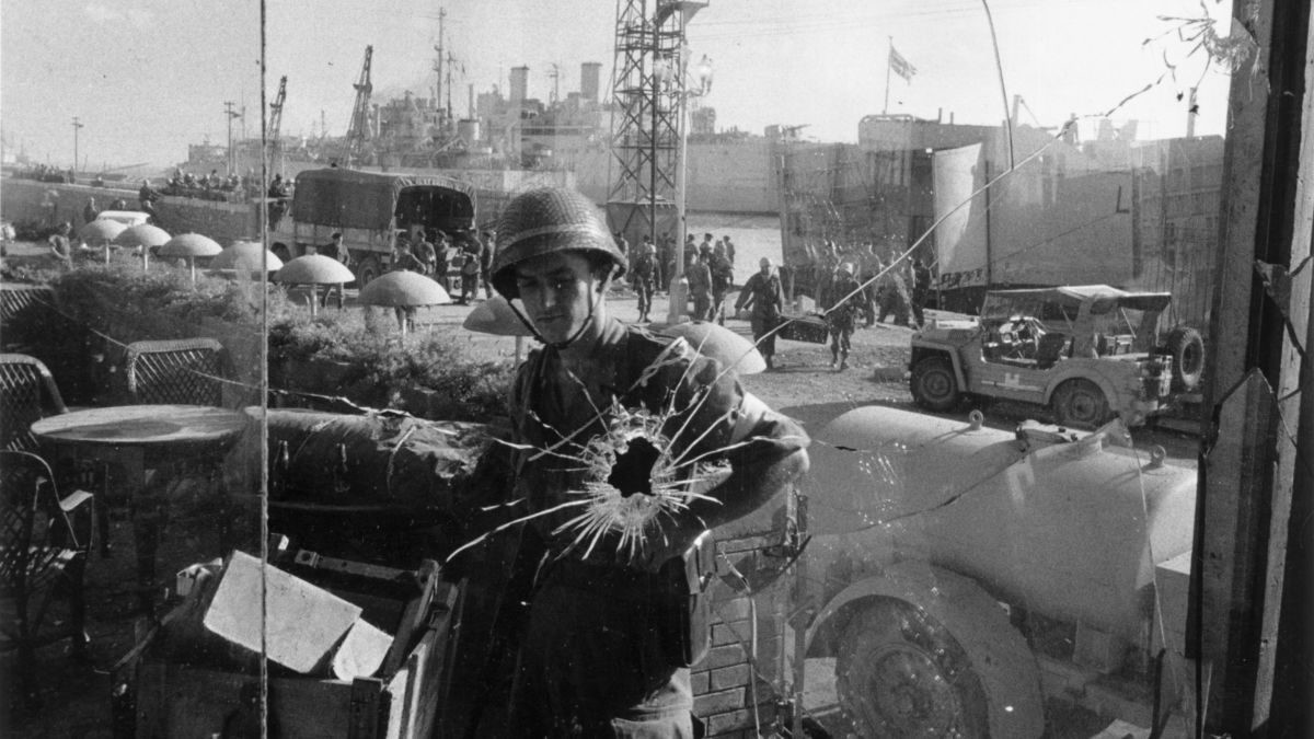 Sau khi Lực lượng Không quân Ai Cập bị tiêu diệt trong giờ mở đầu cuộc xâm lược, được hỗ trợ bởi Thủy quân lục chiến Hoàng gia Anh trên tàu đổ bộ, lính dù đã thả xuống khu vực Kênh đào. Các máy bay trực thăng chở quân của các tàu sân bay Anh, cũng đã tiến hành cuộc tấn công bằng trực thăng, trên tàu đổ bộ đầu tiên của thế giới.