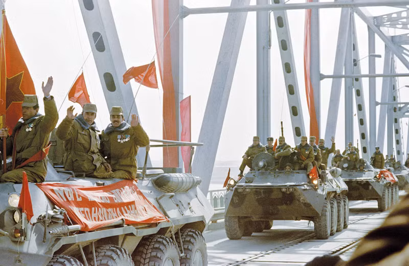 Điều thậm chí còn ít được biết đến hơn là thỏa thuận mà KGB (Ủy ban An ninh Quốc gia của Liên Xô) đã ký với thủ lĩnh phiến quân Ahmad Shah Massoud, theo đó quân đội Liên Xô sẽ kết thúc chiến dịch của mình.