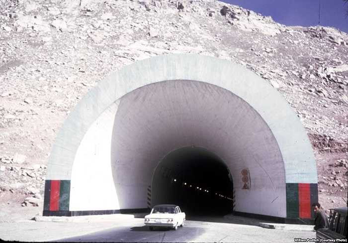 Và người của Massoud sẽ hạn chế tấn công các căn cứ của Liên Xô ở Panjshir và không làm gián đoạn giao thông quân sự qua Đường hầm Salang (vốn kết nối Kabul với tổng hành dinh Quân khu phía Nam của Liên Xô đặt tại Termez, Uzbekistan - nơi điều hành toàn bộ hoạt động ở Afghanistan).