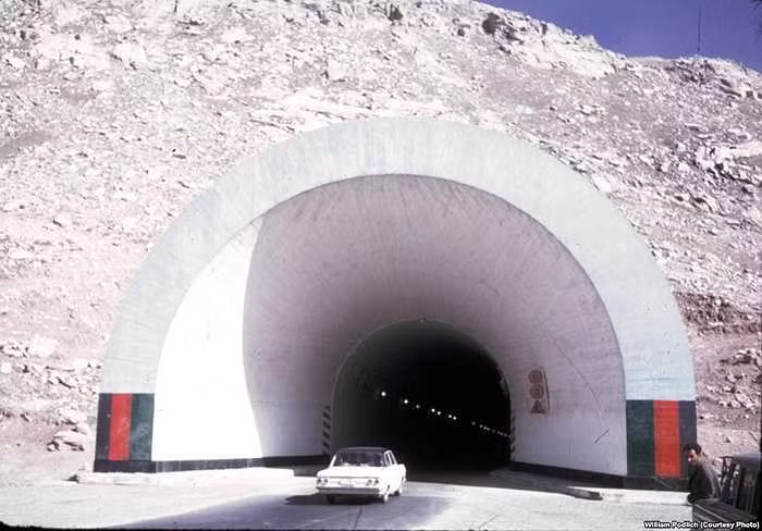 Và người của Massoud sẽ hạn chế tấn công các căn cứ của Liên Xô ở Panjshir và không làm gián đoạn giao thông quân sự qua Đường hầm Salang (vốn kết nối Kabul với tổng hành dinh Quân khu phía Nam của Liên Xô đặt tại Termez, Uzbekistan - nơi điều hành toàn bộ hoạt động ở Afghanistan).