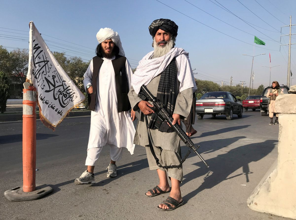 Ngày càng nhiều chiến binh Taliban ở Afghanistan đã đổi vũ khí du kích cũ của họ để lấy những vũ khí hiện đại hơn của Mỹ. Nhiều hình ảnh được chụp ở Afghanistan cho thấy những chiến binh Taliban cầm súng trường và súng máy của Mỹ, thậm chí còn lái cả xe bán tải Ford Ranger.