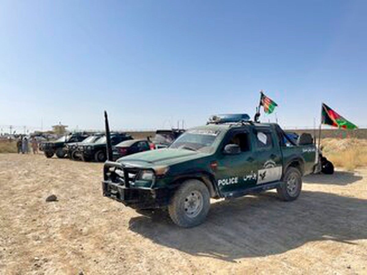 Tiếp theo là những chiếc xe bán tải Ford Ranger cũng đang nằm trong tay Taliban. Những chiếc xe này trước đây thuộc Cảnh sát Quốc gia Afghanistan, được sơn màu xanh lá cây rừng và được trang bị thanh cuộn, còi báo động và đèn cảnh sát, đèn chiếu sáng và thanh cản bằng thép có tời lắp sẵn.