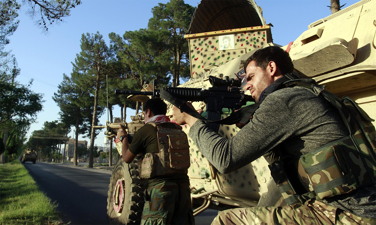 Bên cạnh đó, việc sử dụng vũ khí của Mỹ ở Afghanistan cũng rất hữu ích khi tác chiến. Trang bị cho quân đội Afghanistan những khẩu M16 giúp dễ dàng xác định ai đang bắn trong chiến đấu, chỉ cần nghe tiếng súng cũng có thể nhận biết được bạn hay thù.