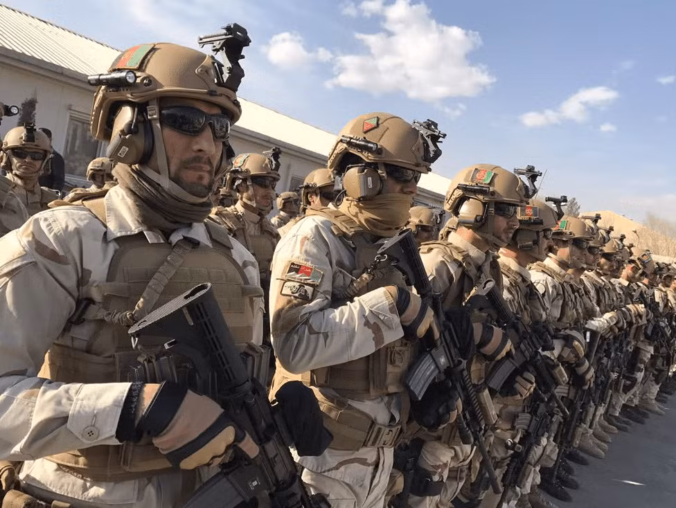 Bên cạnh những khẩu súng trường và súng máy, Mỹ cũng đã cung cấp cho quân đội Afghanistan khoảng 28 tỷ USD vũ khí, bao gồm tên lửa, kính nhìn đêm và máy bay không người lái cỡ nhỏ.