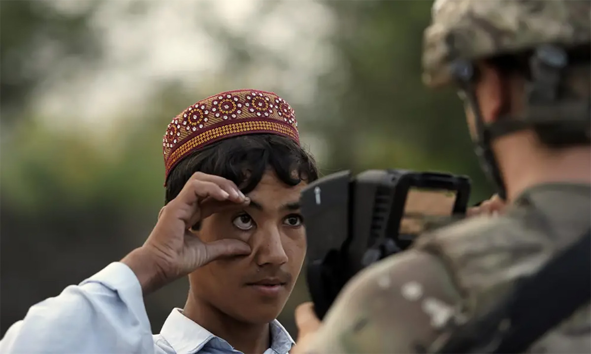 Trong một diễn biến đáng lo ngại khác, các chiến binh Taliban được cho là đã tiếp cận các thiết bị sinh trắc học được quân đội Mỹ sử dụng để theo dõi người Afghanistan. Đây là thiết bị Phát hiện Nhận dạng Liên hợp Cầm tay (HIIDE), chứa dữ liệu sinh trắc học nhận dạng như quét mống mắt và dấu vân tay, cũng như thông tin tiểu sử và được sử dụng để truy cập cơ sở dữ liệu tập trung lớn.