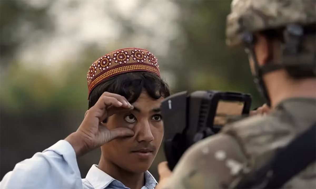 Trong một diễn biến đáng lo ngại khác, các chiến binh Taliban được cho là đã tiếp cận các thiết bị sinh trắc học được quân đội Mỹ sử dụng để theo dõi người Afghanistan. Đây là thiết bị Phát hiện Nhận dạng Liên hợp Cầm tay (HIIDE), chứa dữ liệu sinh trắc học nhận dạng như quét mống mắt và dấu vân tay, cũng như thông tin tiểu sử và được sử dụng để truy cập cơ sở dữ liệu tập trung lớn.