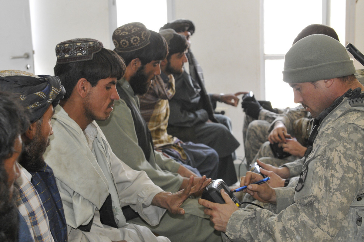 Quân đội Mỹ đã sử dụng HIIDE để theo dõi những người dân địa phương làm việc cho Lầu Năm Góc, dẫn đến lo ngại rằng Taliban có thể sử dụng dữ liệu để xác định và bắt giữ những cá nhân mà họ có thể coi là kẻ phản bội. Chương trình cũng được sử dụng để theo dõi những kẻ khủng bố hoặc tội phạm tiềm năng.