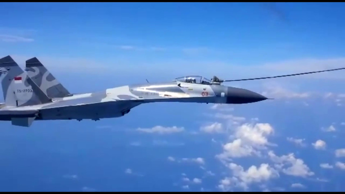 Su-27PU được trang bị hệ thống tiếp nhiên liệu trên không có thể mở ra thu lại, để tăng thêm tầm hoạt động cần tiếp nhiên liệu nằm ở bên trái mũi Su-27, để lắp thêm hệ thống này thì hệ thống IRST đã phải chuyển sang cạnh phải của máy bay.