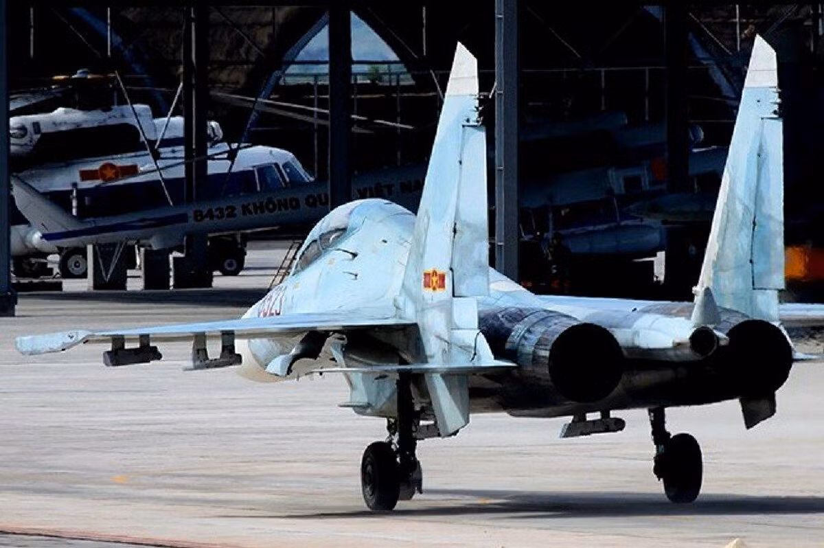 Các hợp đồng được ký kết năm 1995-1996 đưa về Việt Nam 12 chiếc Su-27 gồm hai phiên bản: 7 tiêm kích Su-27SK một chỗ ngồi và 5 Su-27UBK hai chỗ ngồi dùng cho huấn luyện phi công và có thể chiến đấu. Các máy bay sau đó hầu hết đều được bàn giao một cách suôn sẻ trong giai đoạn 1997-1998.