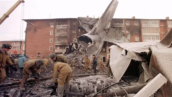 Ngày 6/12/1997, trên đường vận chuyển hai chiếc tiêm kích Su-27UBK số hiệu 8524 và 8525 tới Việt Nam, chiếc vận tải cơ An-124-100 Ruslan của Nga gặp nạn. Vụ việc đã khiến bản thân chiếc vận tải cơ, cùng hai chiếc tiêm kích nó mang theo, bị hư hỏng hoàn toàn.