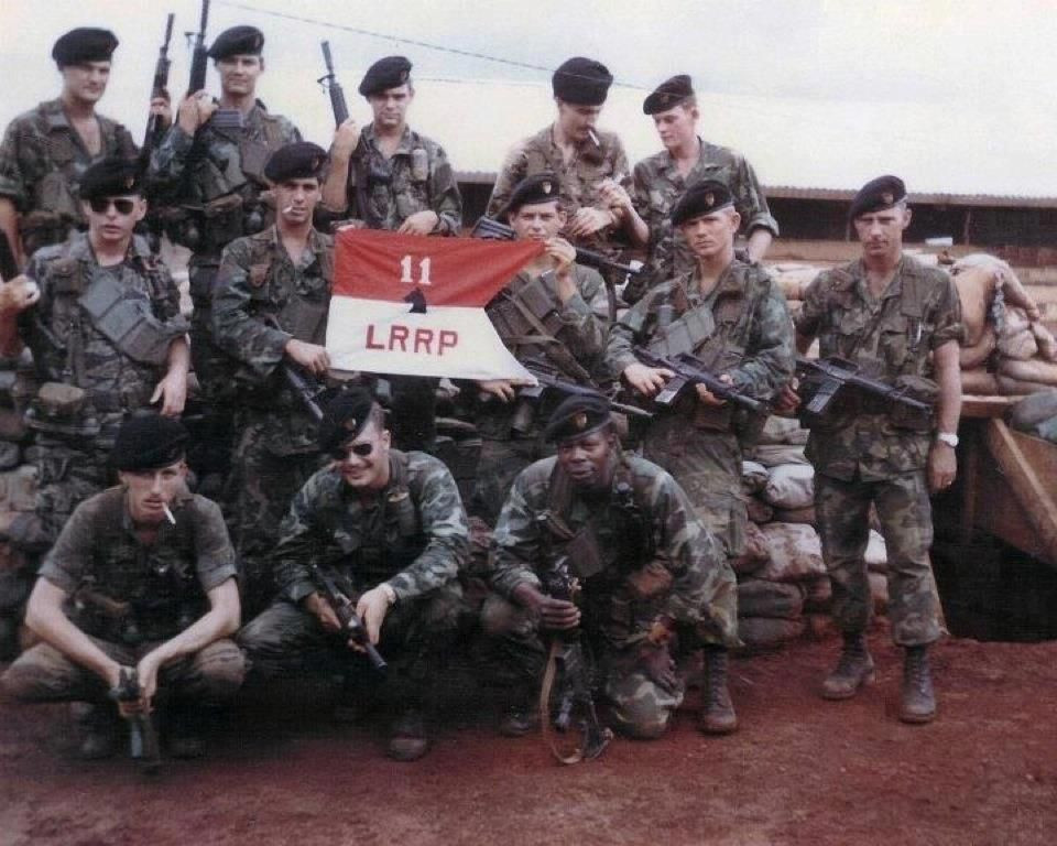 Vụ tập kích này được phía Mỹ gọi là "Cuộc hành quân Đặc nhiệm Kingpin POW". Lực lượng đặc nhiệm tham gia gồm 56 binh lính Mỹ, được chọn từ lực lượng đặc biệt số 6 và số 7 tại Trung tâm Chiến tranh đặc biệt. Qua thu thập thông tin, tình báo Mỹ tin rằng, ở trại giam tại Sơn Tây có 55 tù binh Mỹ. 