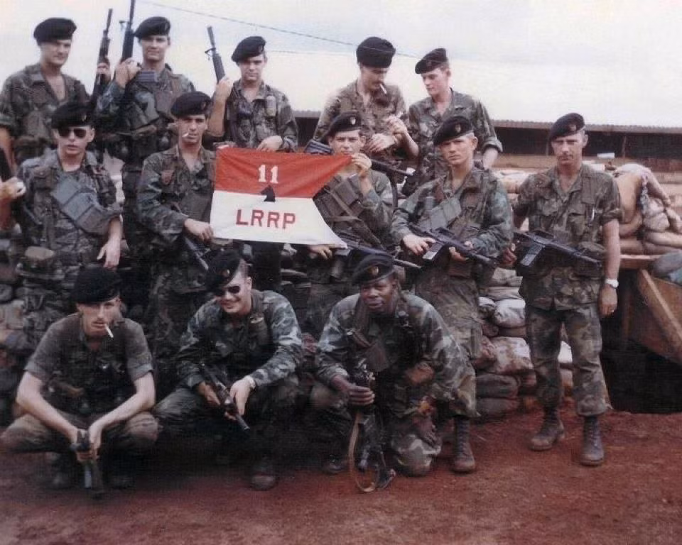 Vụ tập kích này được phía Mỹ gọi là "Cuộc hành quân Đặc nhiệm Kingpin POW". Lực lượng đặc nhiệm tham gia gồm 56 binh lính Mỹ, được chọn từ lực lượng đặc biệt số 6 và số 7 tại Trung tâm Chiến tranh đặc biệt. Qua thu thập thông tin, tình báo Mỹ tin rằng, ở trại giam tại Sơn Tây có 55 tù binh Mỹ. 