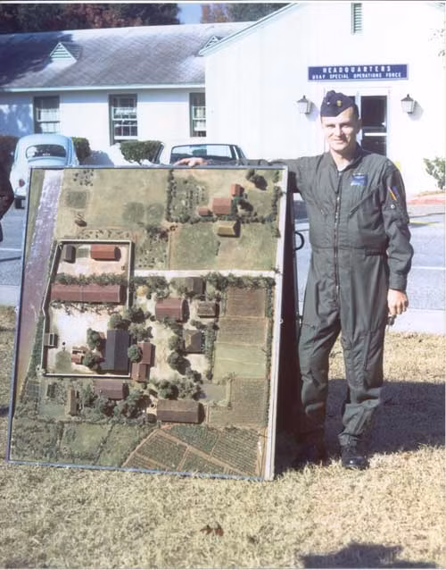 Chiến dịch này đã được CIA nghiên cứu rất kỹ, từ việc tính đường kính cây trong sân trại giam, đến việc hy sinh chiếc trực thăng để dùng cánh quạt trực thăng dọn bãi cho những chiếc khác hạ cánh, từ việc tính toán nhiên liệu của chiếc trực thăng làm sao khi đến nơi phải hết nhiên liệu để không gây cháy, đến việc chia người của chiếc bị nạn này lên những chiếc khác, nhiệm vụ điểm danh trước khi cất cánh... 