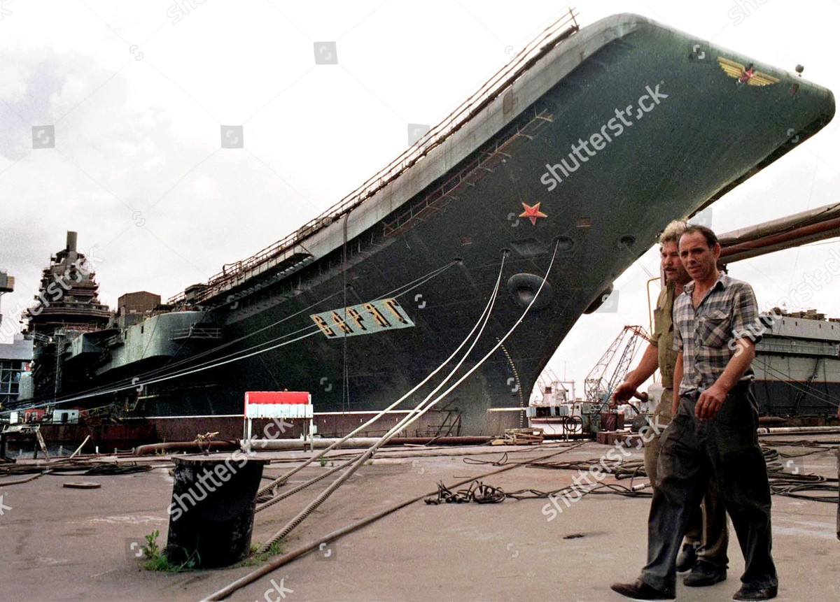 Vào đầu thập niên 1980, Liên Xô bắt đầu đóng hai tàu sân bay theo đúng nghĩa; nhưng Liên Xô chưa thể có công nghệ máy phóng như tàu sân bay của Mỹ, mà sử dụng thiết kế đường băng kiểu nhảy cầu, cho phép các tiêm kích hạm có thể cất cánh với trọng tải vừa phải.