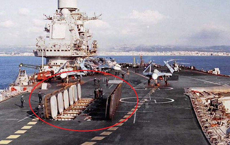 Do chiến lược phát triển tàu sân bay của Hải quân Liên Xô cũng khác biệt với Mỹ, do vậy tàu sân bay mới của Nga vẫn được trang bị 12 hệ thống tên lửa chống hạm P-700 Granit cực mạnh, để tàu sân bay này vẫn có thể hoạt động ở Biển Đen, theo Công ước Montreux.