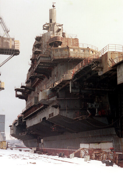 Cơ hội không thể nào tốt hơn, để Trung Quốc có thể sở hữu tàu sân bay; một nhóm kỹ thuật của Quân đội Trung Quốc đã được đóng giả thành những thương nhân, tiếp cận Varyag để có kế hoạch mua lại con tàu này. Tuy nhiên kế hoạch phải tuyệt đối bí mật, đề phòng Mỹ và thậm chí cả là Nga ngăn cản.