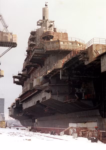 Cơ hội không thể nào tốt hơn, để Trung Quốc có thể sở hữu tàu sân bay; một nhóm kỹ thuật của Quân đội Trung Quốc đã được đóng giả thành những thương nhân, tiếp cận Varyag để có kế hoạch mua lại con tàu này. Tuy nhiên kế hoạch phải tuyệt đối bí mật, đề phòng Mỹ và thậm chí cả là Nga ngăn cản.