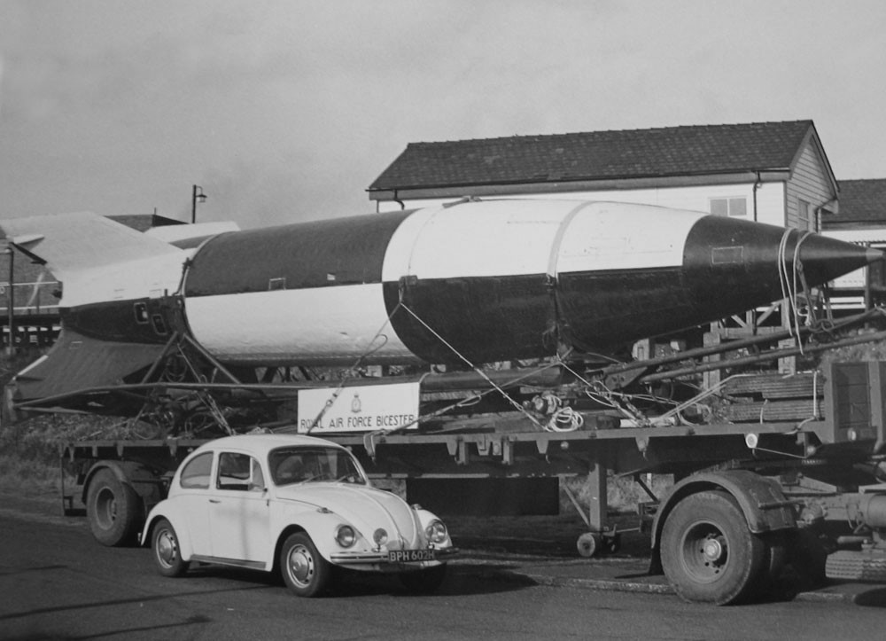 Khi tiến vào Berlin, Liên Xô đã thu giữ được 30 tên lửa V-2 cùng một số nhà khoa học đang làm việc cho dự án này. Tháng 10/1946, những kỹ sư tên lửa của Đức được đưa vào làm việc tại một trung tâm nghiên cứu đặc biệt gần Moscow. Tháng 4/1947 tên lửa đạn đạo R-1 dựa trên bản thiết kế của V-2 ra đời.