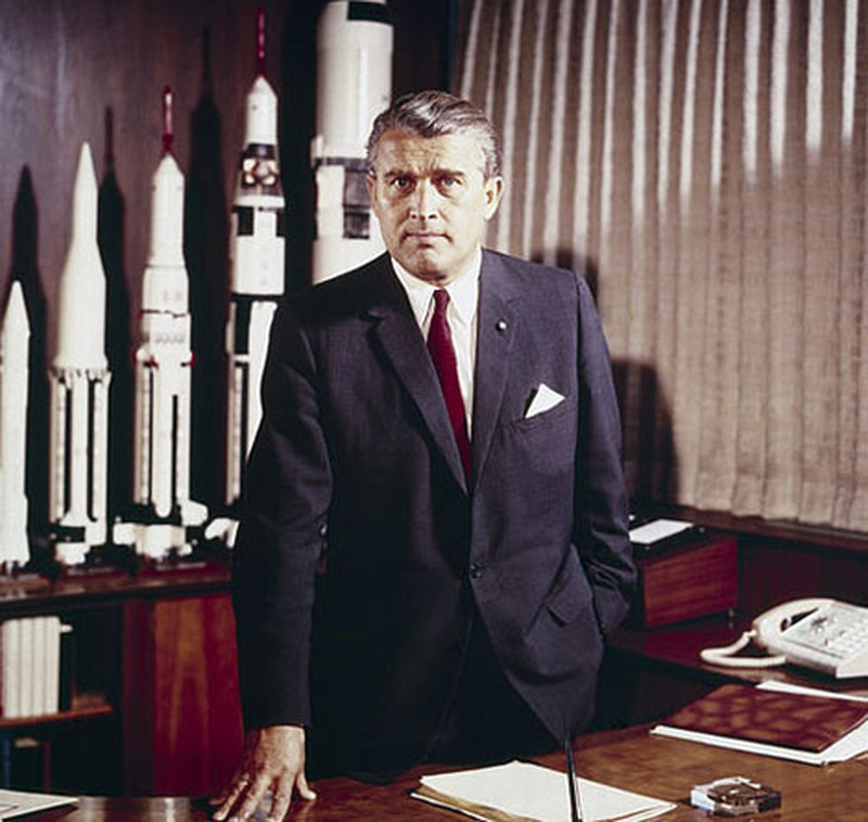 Cuối năm 1920, Wernher von Braun đã mua cuốn sách “Tên lửa vào không gian kết nối các hành tinh” của nhà vật lý Hermann Oberth. Cuốn sách đã khơi dậy niềm đam mê công nghệ tên lửa trong anh. Đến năm 1930, Wernher von Braun đã học tại Đại học kỹ thuật Berlin nơi ông hỗ trợ cùng Oberth trong việc thử nghiệm động cơ tên lửa nhiên liệu lỏng.