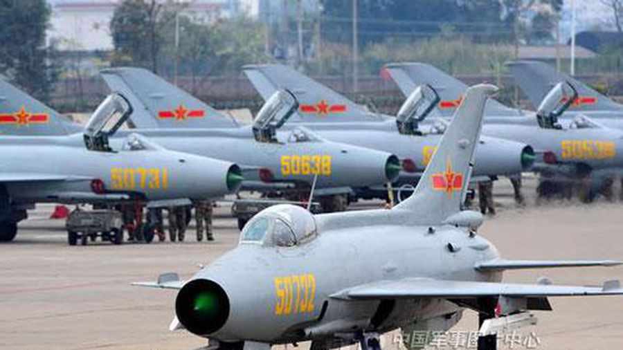 Lực lượng không quân PLA phải đối mặt với những vấn đề tương tự như lực lượng mặt đất. Với quy mô lớn, nhưng lực lượng vũ trang này không thể tự hào về các mô hình hiện tại. Ngoài ra, tính không đồng bộ cũng được thể hiện rõ, khi Trung Quốc đang vận hành cùng lúc nhiều loại máy bay khác nhau về tính năng, kỹ thuật.