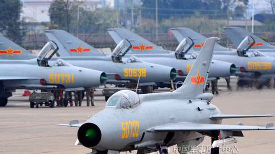 Lực lượng không quân PLA phải đối mặt với những vấn đề tương tự như lực lượng mặt đất. Với quy mô lớn, nhưng lực lượng vũ trang này không thể tự hào về các mô hình hiện tại. Ngoài ra, tính không đồng bộ cũng được thể hiện rõ, khi Trung Quốc đang vận hành cùng lúc nhiều loại máy bay khác nhau về tính năng, kỹ thuật.