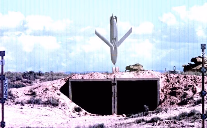 Tên lửa JASSM-ER hoạt động nhờ vào sự dẫn đường của hệ thống định vị toàn cầu GPS và hệ thống dẫn đường quán tính, để tìm các mục tiêu quan trọng của đối phương trong suốt hành trình bay. Ở giai đoạn cuối, tên lửa sẽ sử dụng thiết bị dò hồng ngoại để phát hiện chính xác một mục tiêu cụ thể, trước khi lao vào tiêu diệt.