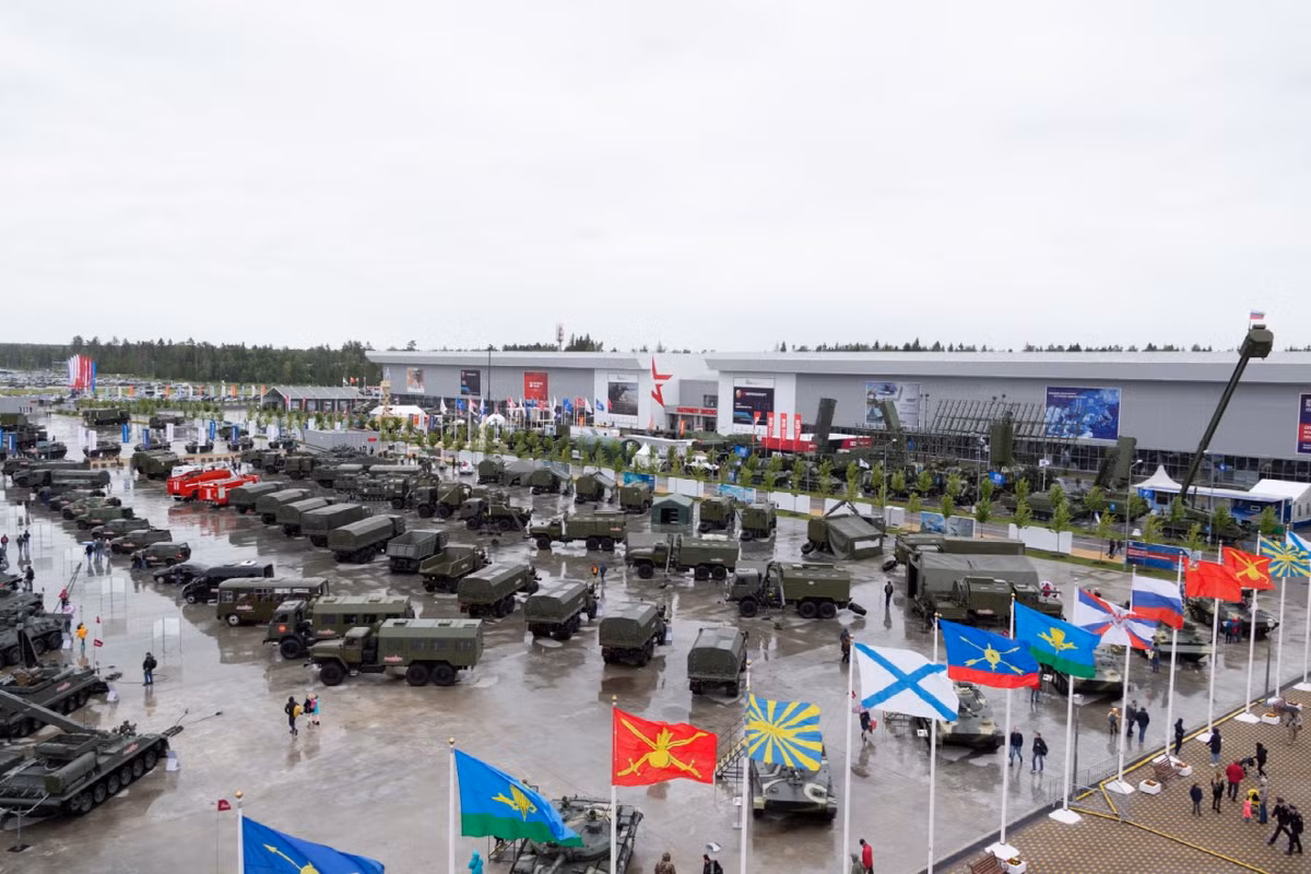 Trong nhiều thập kỷ, Nga không chỉ bán vũ khí mà còn tạo ra các cơ sở quân sự trên khắp thế giới, để sản xuất vũ khí công nghệ cao cho khách hàng của mình. Bên cạnh đó, Nga bán giấy phép với toàn bộ tài liệu kỹ thuật về thiết bị quân sự, để đối tác nước ngoài có khả năng tự sản xuất vũ khí Nga. 