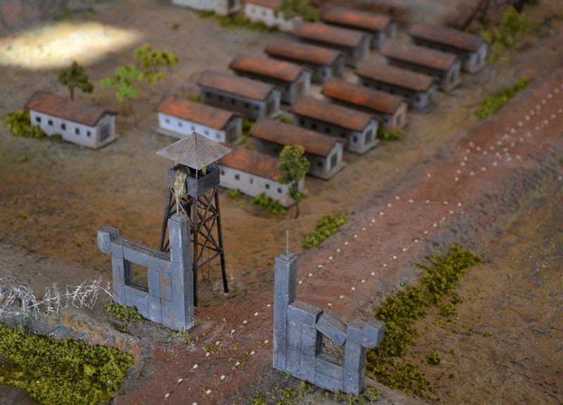 Lực lượng địch trong căn cứ gần 1.700 tên, gồm 3 tiểu đoàn bộ binh. Phía bắc có hai tiểu đoàn 1, 2 và đại đội pháo; ở phía nam là Tiểu đoàn 3 và các đơn vị hậu cần. Công sự vật cản chưa được xây dựng, xung quanh chỉ đắp tường đất cao 1m, có 9 vọng gác, 2 tháp canh bố trí dọc các bức tường cùng 4 ụ chiến đấu ở 4 góc. 