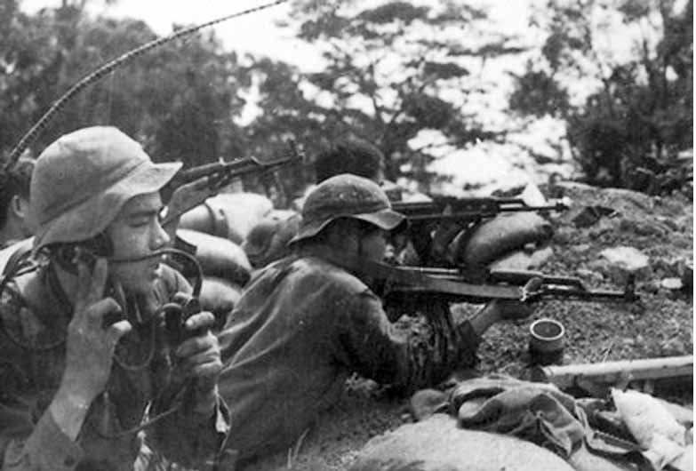 Trên hướng thứ yếu, các tổ đặc công và bộ binh phối hợp đánh chiếm doanh trại Tiểu đoàn 3, khu hậu cần và đại đội nhà xe ở phía nam căn cứ. Bị đánh bất ngờ, ngay từ đầu Sở chỉ huy Trung đoàn 32 bị tiêu diệt đã khiến cho đại bộ phận quân địch tê liệt, hoảng loạn rút chạy hoặc đầu hàng. 