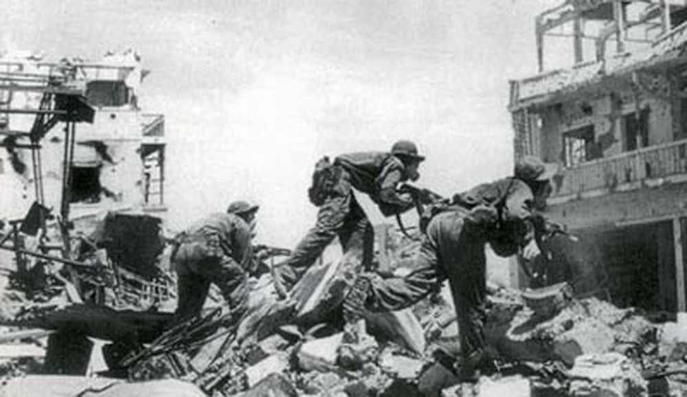 Bất chấp hỏa lực áp đảo của đối phương, quân giải phóng vẫn giữ vững trận địa, đẩy lùi nhiều đợt tiến quân của bộ binh địch, khiến Mỹ phải vò đầu bứt tai, tìm cách đối phó.