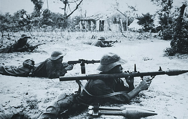 Trong 81 ngày đêm đó để chiếm lại thành cổ Quảng Trị 16 héc ta và cả Thị xã Quảng Trị hơn 3 km vuông, Mỹ đã ném xuống đây 328 ngàn tấn bom. Báo chí phương Tây thời đó bình luận tương đương sức công phá của 7 quả bom nguyên tử Mỹ đã ném xuống Hirosima Nhật Bản năm 1945.