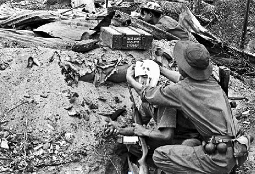 Thời tiết lúc này không thuận lợi, áp thấp nhiệt đới liên tục xảy ra, nước sông Thạch Hãn dâng cao, cả thị xã chìm trong biển nước. Lợi dụng tình hình đó địch tăng cường bắn phá vào công sự của ta. Các chiến sỹ của ta vừa thay nhau tát nước chống ngập công sự, vừa chống trả địch, suốt ngày ngâm mình trong nước, ăn lương khô, uống nước lã.