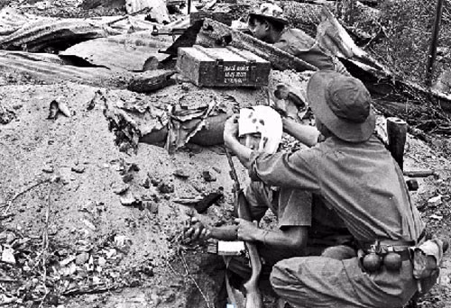 Thời tiết lúc này không thuận lợi, áp thấp nhiệt đới liên tục xảy ra, nước sông Thạch Hãn dâng cao, cả thị xã chìm trong biển nước. Lợi dụng tình hình đó địch tăng cường bắn phá vào công sự của ta. Các chiến sỹ của ta vừa thay nhau tát nước chống ngập công sự, vừa chống trả địch, suốt ngày ngâm mình trong nước, ăn lương khô, uống nước lã.