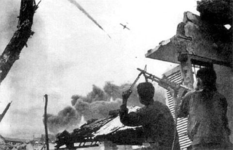 Từ đầu tháng 9 đã diễn ra cuộc chiến đấu vô cùng ác liệt trong lòng thị xã và Thành Cổ Quảng Trị. Ta và địch giành nhau từng căn nhà, góc phố, từng mảng tường Thành Cổ.