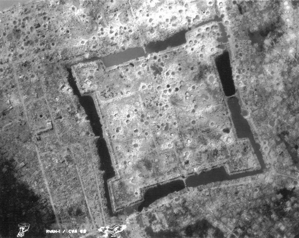 Thị xã Quảng Trị trong 81 ngày đêm từ 28/6 đến 16/9 được ví như một túi bom. Trung bình mỗi ngày địch huy động 150-170 lần chiếc máy bay phản lực, 70 - 90 lần chiếc B-52 để ném bom huỷ diệt thị xã và Thành Cổ Quảng Trị.