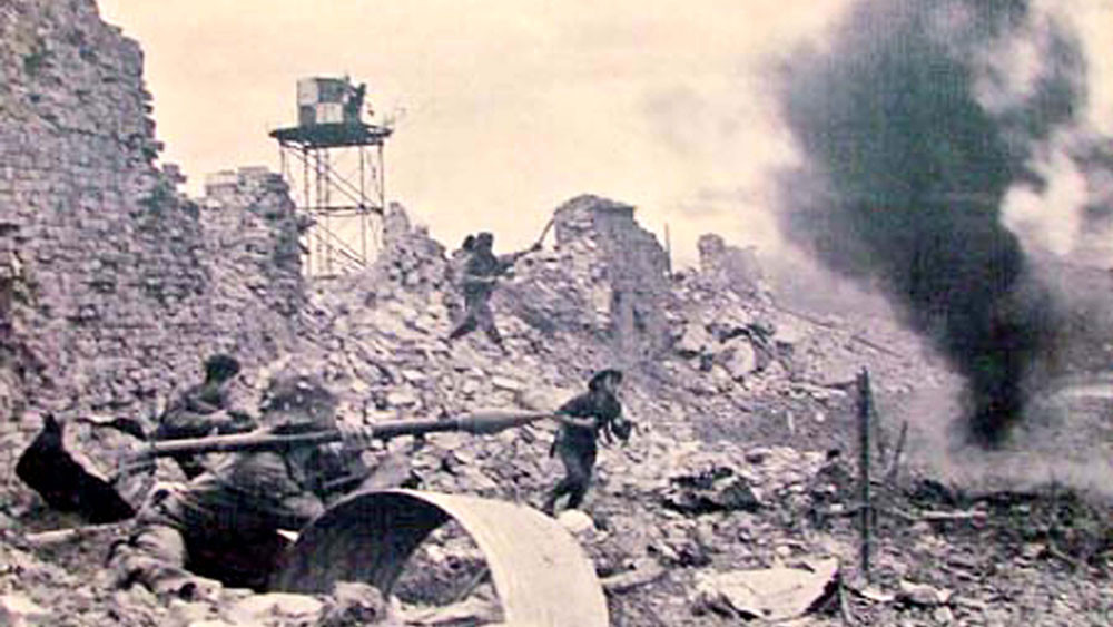 Đồng thời từ phía Tây, Sư đoàn 324B với xe tăng hỗ trợ theo đường 9 từ Lào vượt qua Khe Sanh tiến vào thung lũng sông Thạch Hãn. Với sự hợp lực của quân ta đã gây bất ngờ cho quân phòng thủ của Mỹ ngụy.