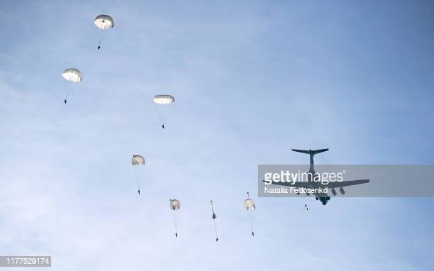 Bộ Quốc phòng Nga cho biết: “40 máy bay vận tải Il-76MD đã thực hiện thả dù trong một thời gian nhất định. Bãi thả dù của một máy bay là 300x3.000 mét, nhưng khi thả lính dù, khoảng cách ngang và dọc đều giảm. Các trang thiết bị vũ khí được thả dù từ độ cao 600 mét, trong điều kiện gió phức tạp”.