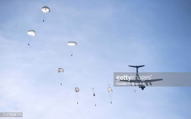 Bộ Quốc phòng Nga cho biết: “40 máy bay vận tải Il-76MD đã thực hiện thả dù trong một thời gian nhất định. Bãi thả dù của một máy bay là 300x3.000 mét, nhưng khi thả lính dù, khoảng cách ngang và dọc đều giảm. Các trang thiết bị vũ khí được thả dù từ độ cao 600 mét, trong điều kiện gió phức tạp”.