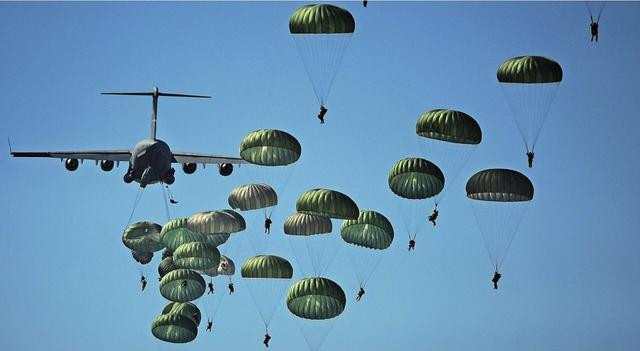 Những hành động di chuyển quân số, vũ khí trang bị từ những nơi rất xa, nhanh chóng tiếp cận khu vực khủng hoảng của Quân đội Nga vừa qua, đã làm những cái đầu đang "rất nóng" nhanh chóng hạ nhiệt.