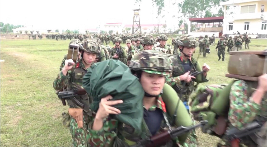 Đặc biệt chú ý với khối các chiến sĩ trinh sát đặc nhiệm. Các chiến sĩ được trang bị hiện đại với áo giáp mang tấm chống đạn,mũ chống đạn high-cut, áo mang trang bị chuyên dụng và súng tiểu liên AKMS. Ảnh: Khối các chiến sĩ trinh sát đặc nhiệm.