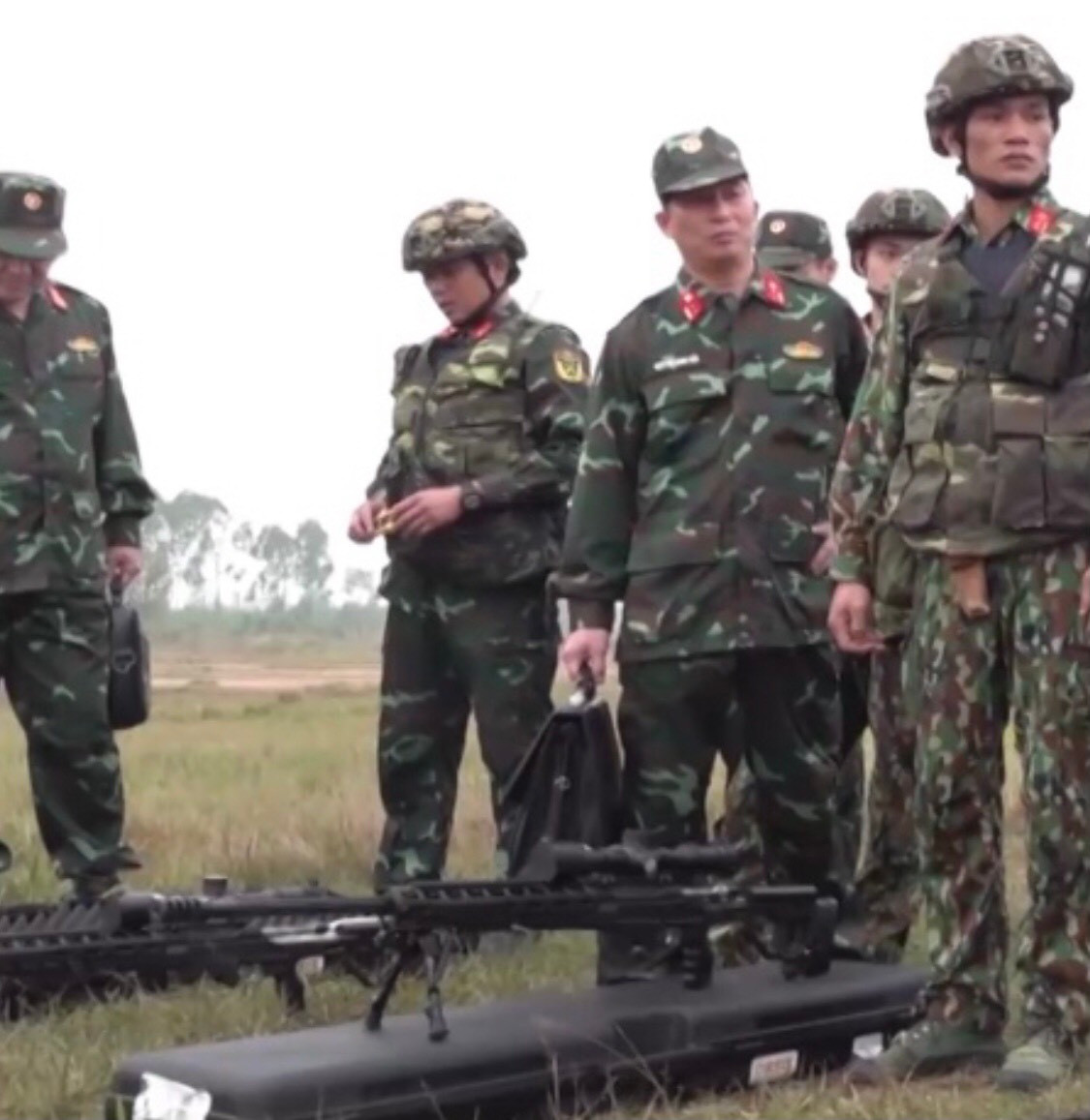 Súng có chiều dài 1270mm khi mở báng, 1020mm khi gấp báng, nòng dài 610mm và có 2 phiên bản sử dụng đạn 7.62x51mm và 8.6x70mm. Khả năng cao là ta sẽ sử dụng phiên bản bắn đạn 7.62x51mm để đồng bộ với nhiều loại súng hiện nay của ta có sử dụng đạn này, tầm bắn hiệu quả của súng là tầm hơn 800m. Ảnh: Cận cảnh súng bắn tỉa hiện đại T-5000 nhập khẩu từ Nga.