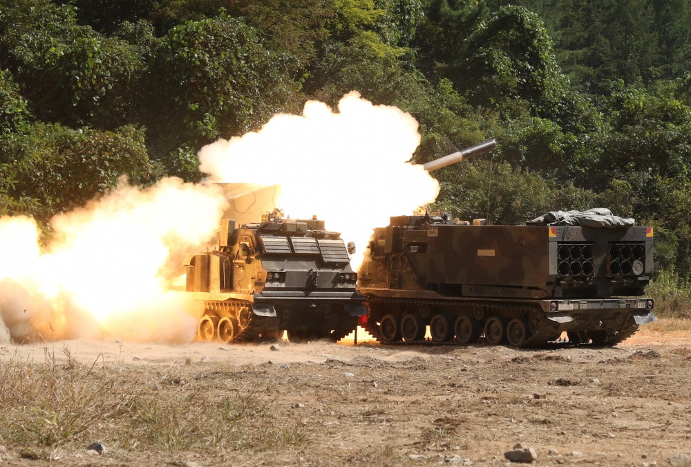 Một tiểu đoàn MLRS có tổng cộng 27 xe phóng M270, cung cấp cho các sư đoàn bộ binh cơ giới và lữ đoàn pháo binh của quân đội Mỹ, một hỏa lực đáng kinh ngạc.